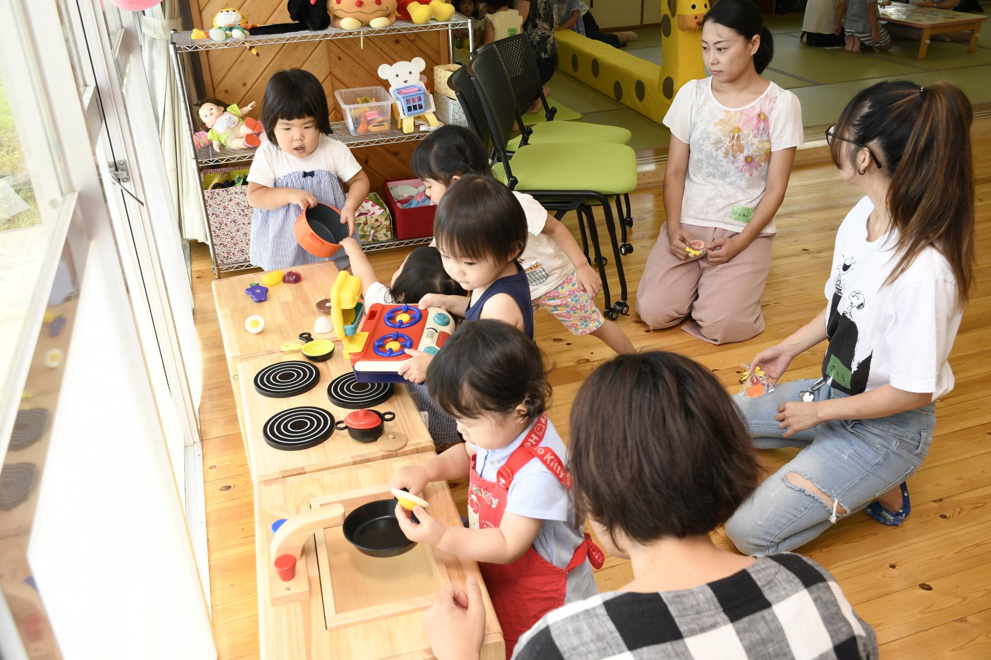 ままごとセットで遊ぶ子どもたちの様子