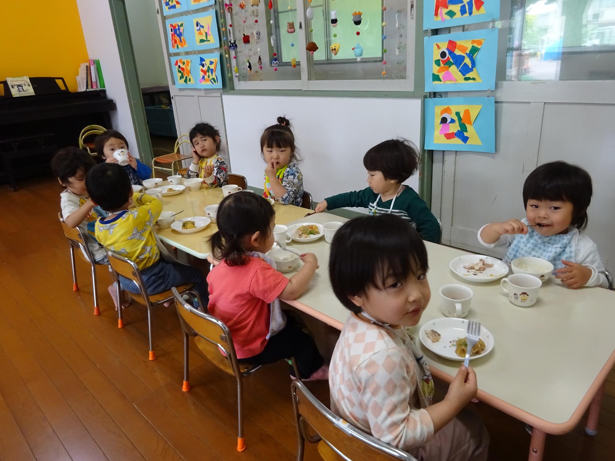 こあら組給食の様子