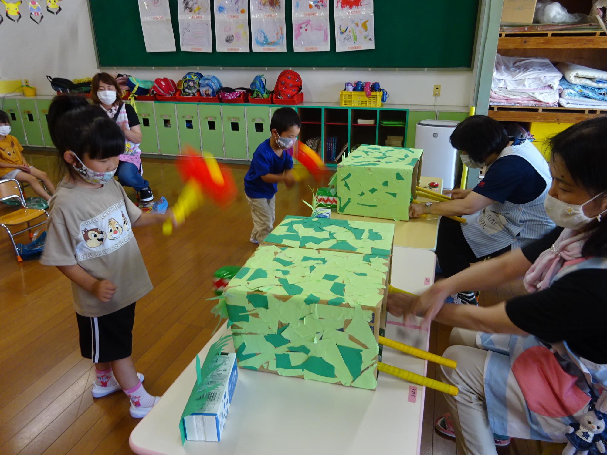 ワニワニパニックのゲーム。ピコピコハンマーで出てきたワニをたたく4歳児