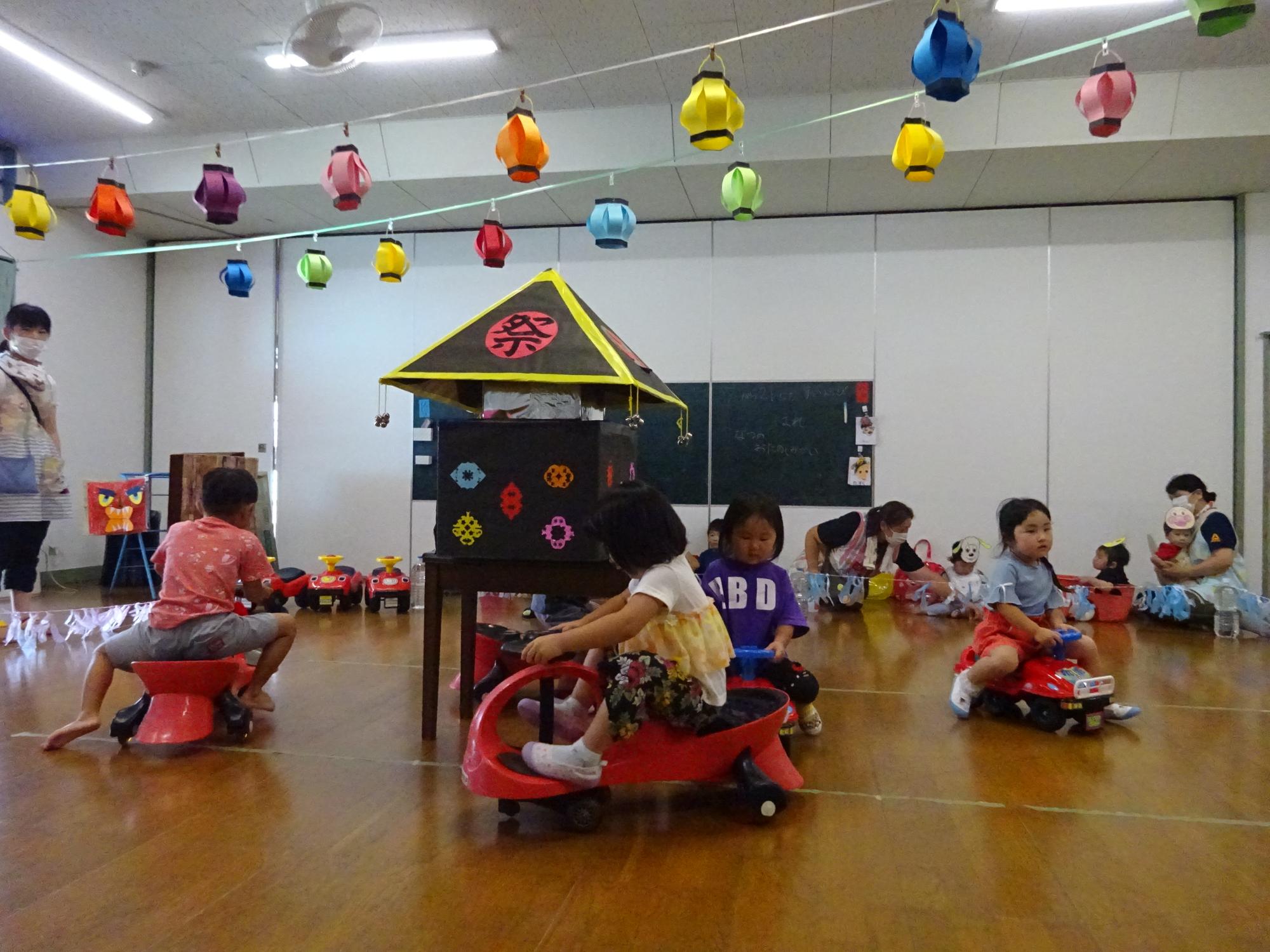 友達と競い合ってサーキットを楽しむ3歳児。