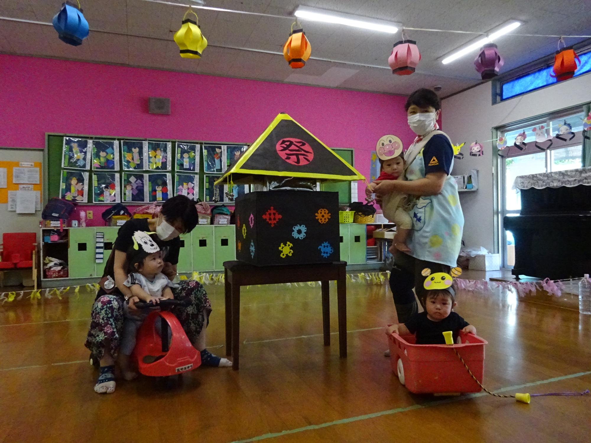祭りやぐらの前に集合した保育所のアイドル0歳児。