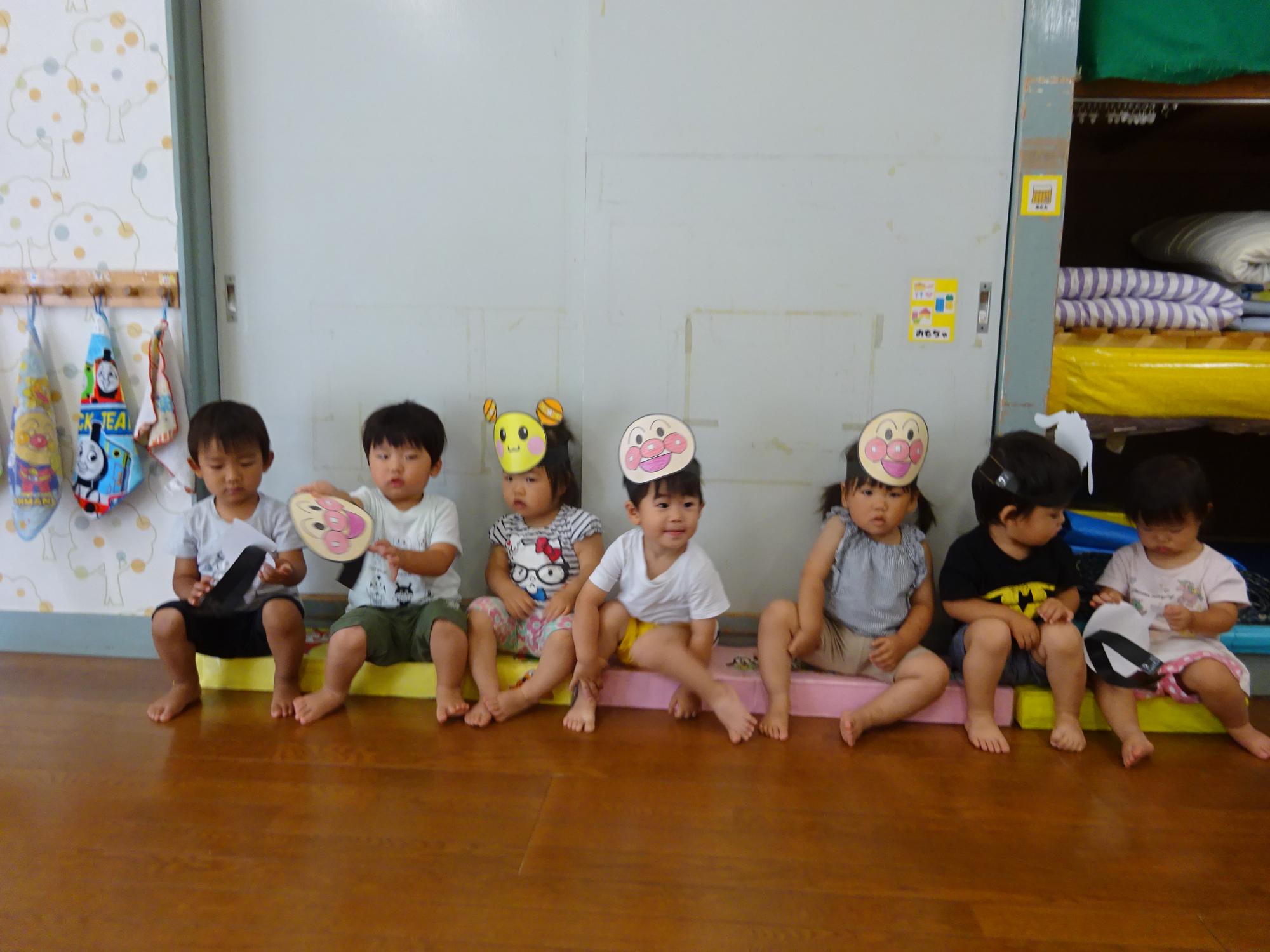 お気に入りのお面をつけて集合した1歳児。お友達のお面も気になります。