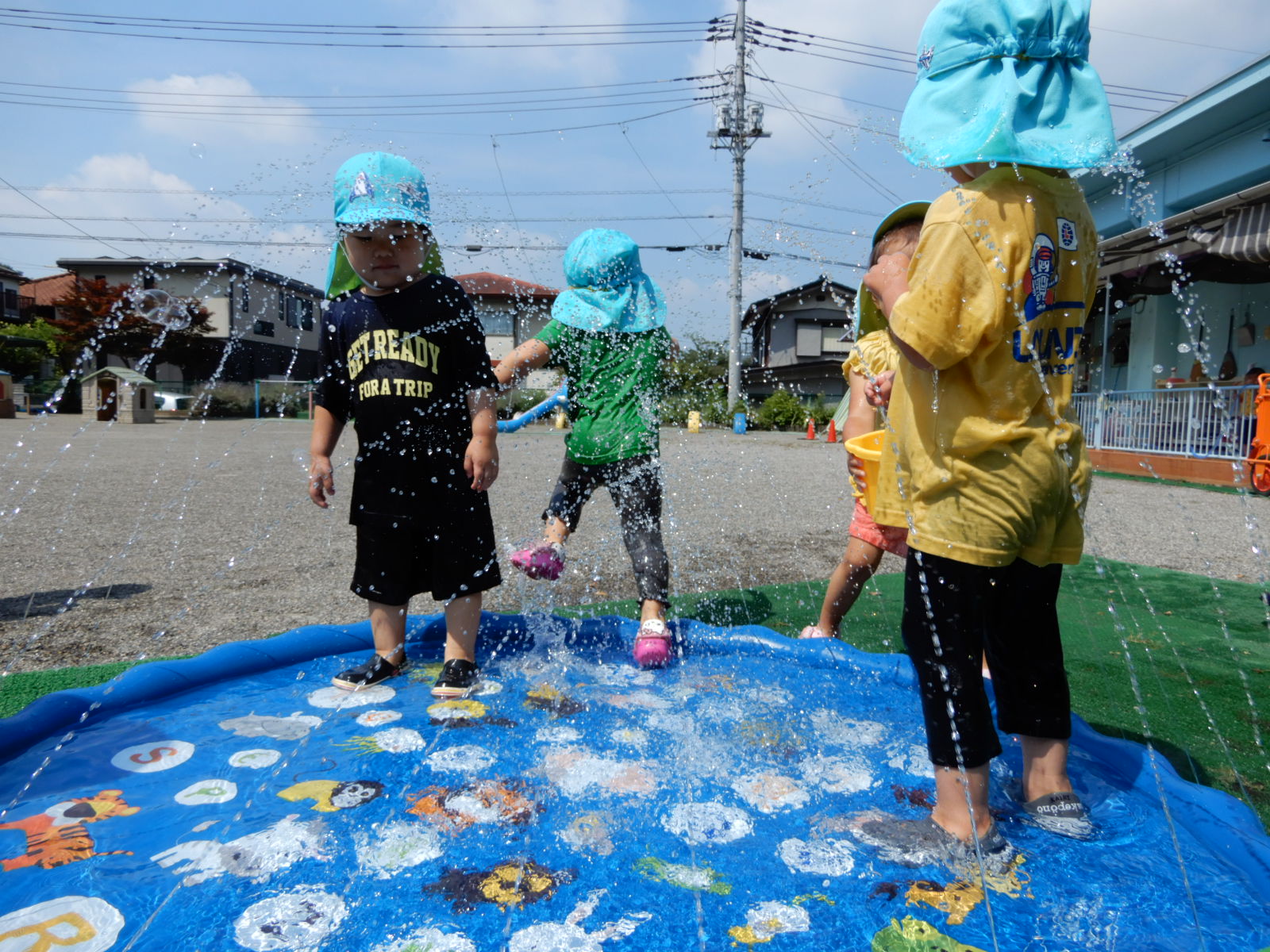 水遊びする2歳児