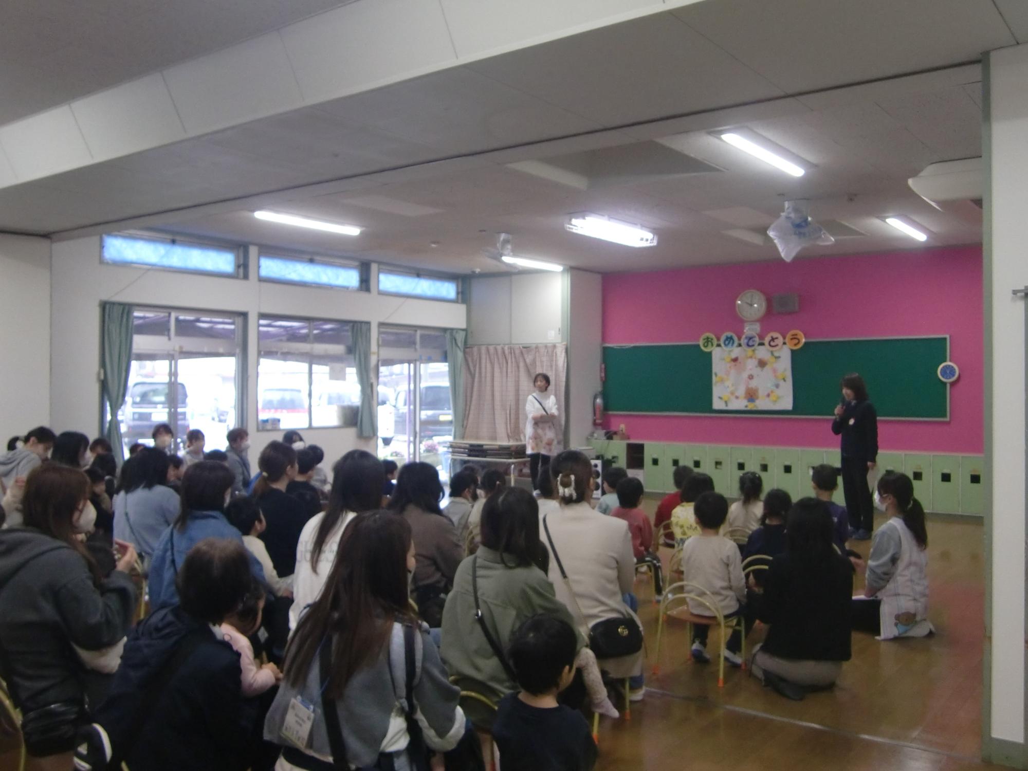 所長が保護者子どもたちにあいさつをしているところ