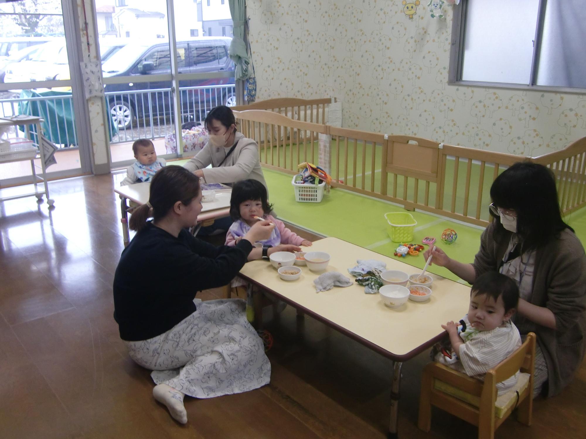 0歳クラスはじめての給食を食べているところ