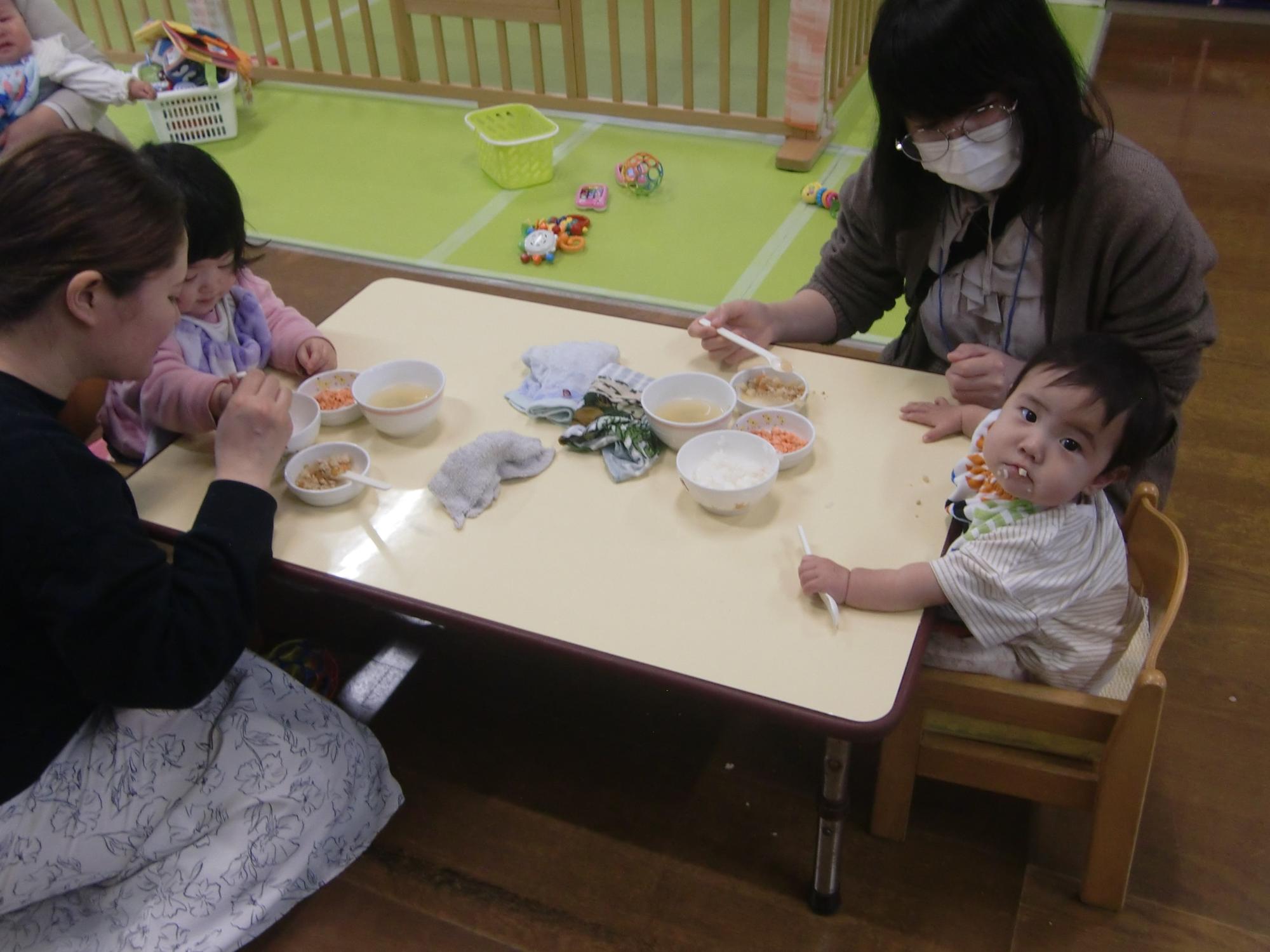 0歳児もぐもぐ食べているところ