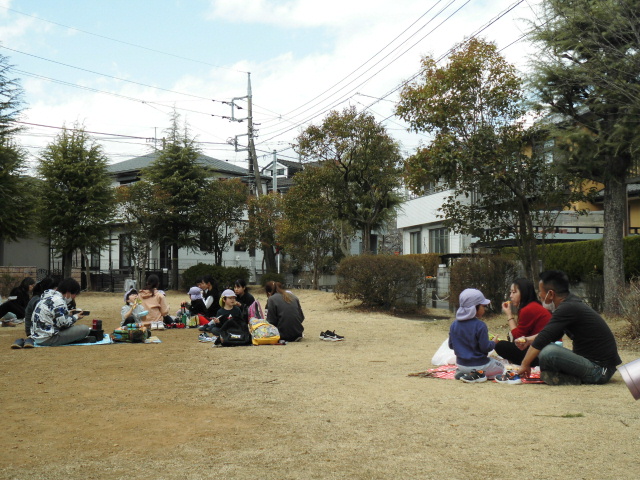 公園で親子でお弁当をたべているところ