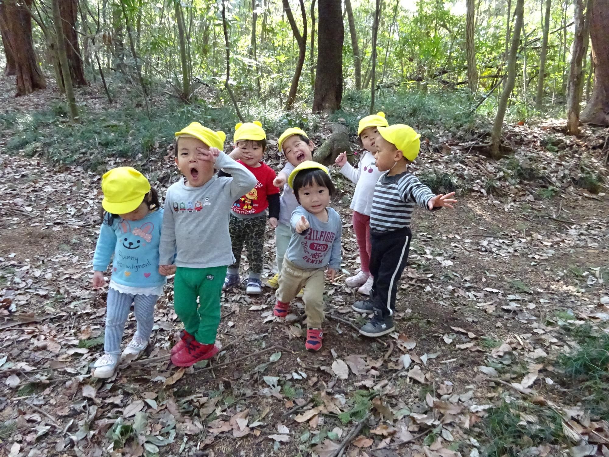 山道でカメラに向かってポーズをしている1歳児