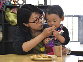 たまごボールを食べる子ども