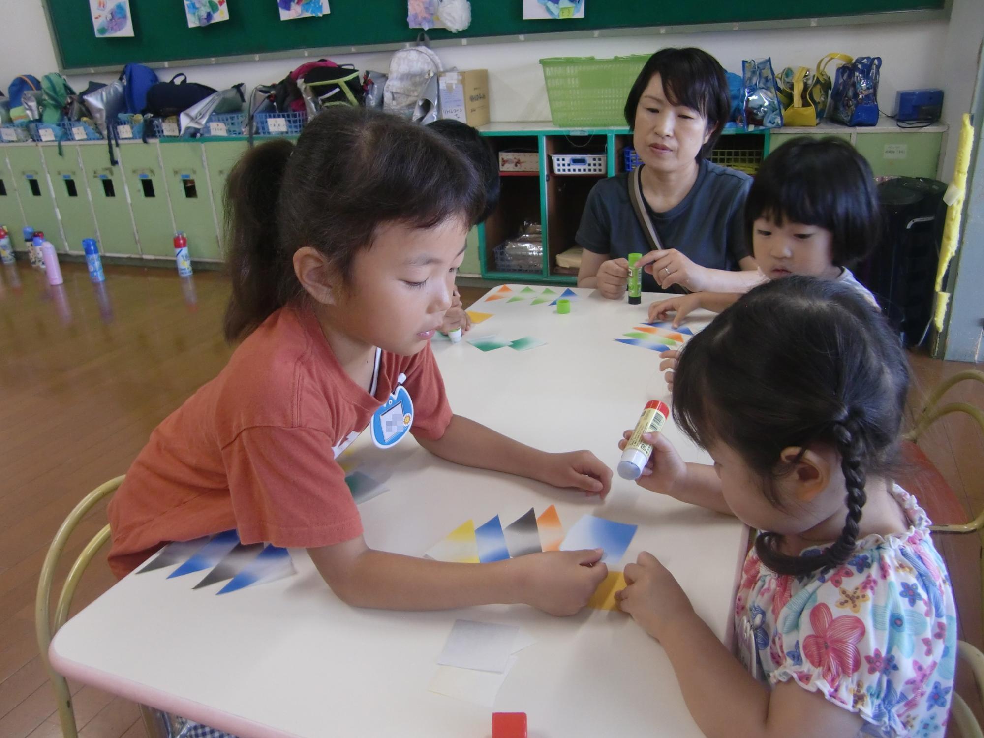 小さい子に教えている様子