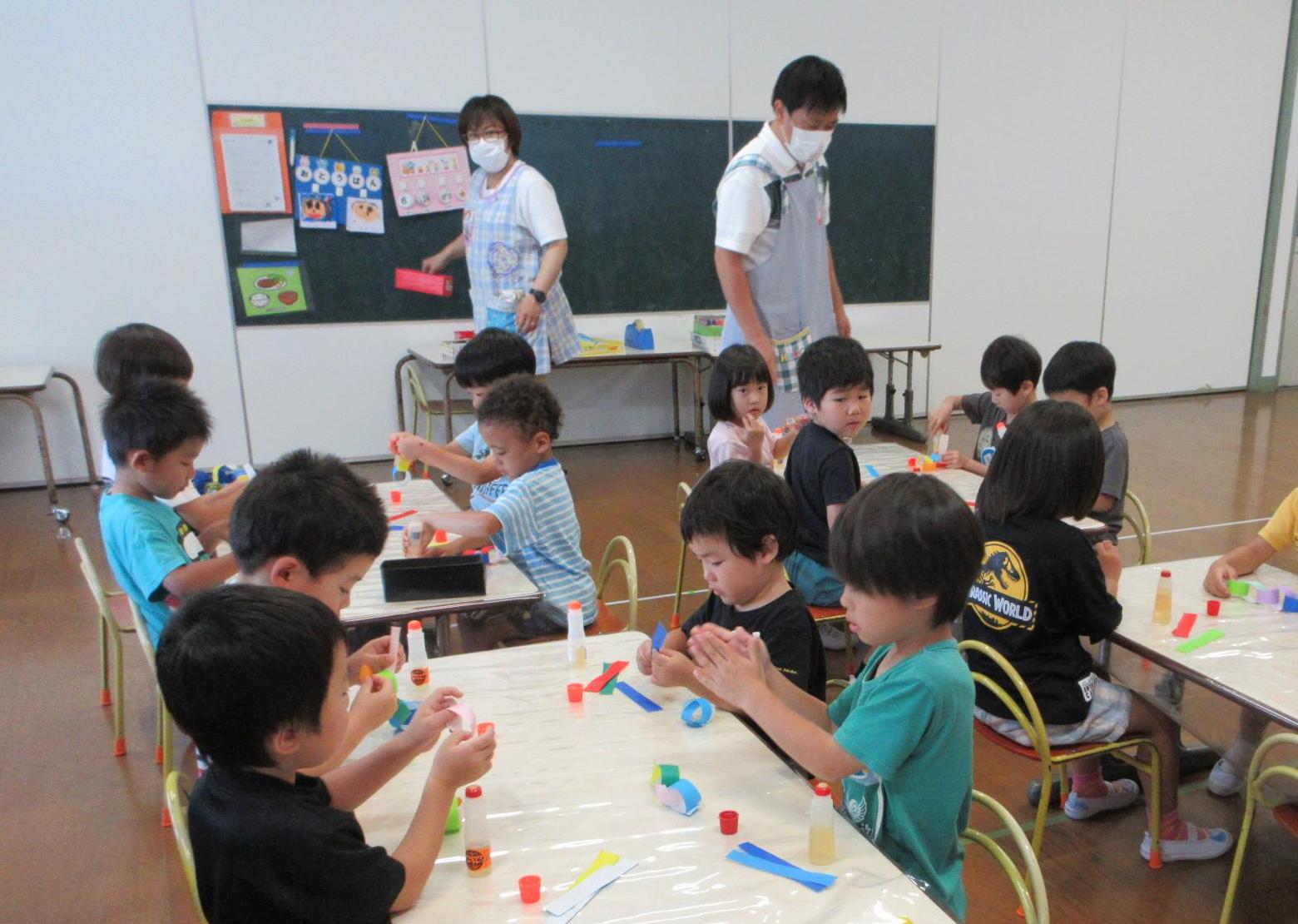 輪飾りを作る子どもたち