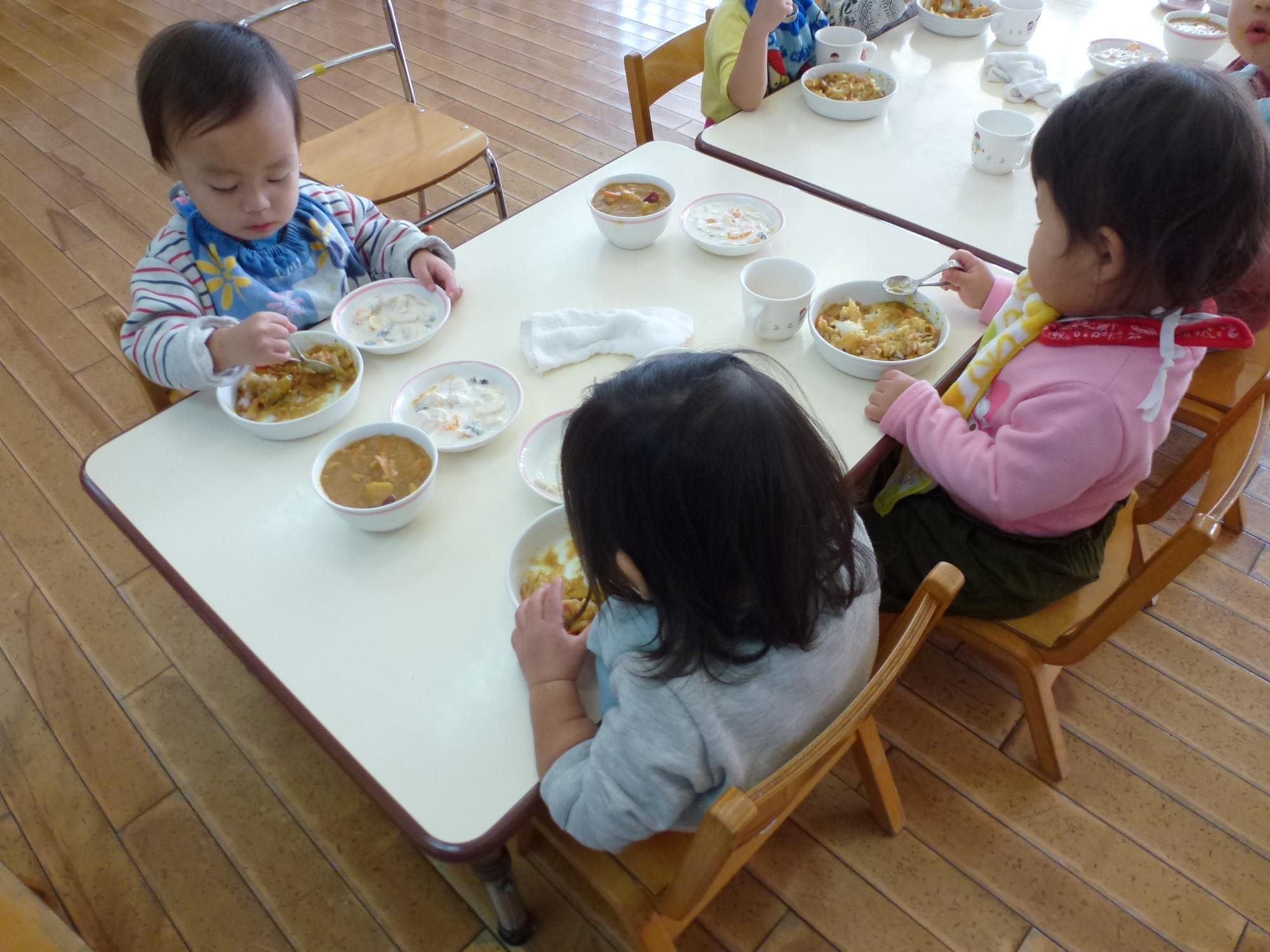 給食のカレーを食べている子どもたち