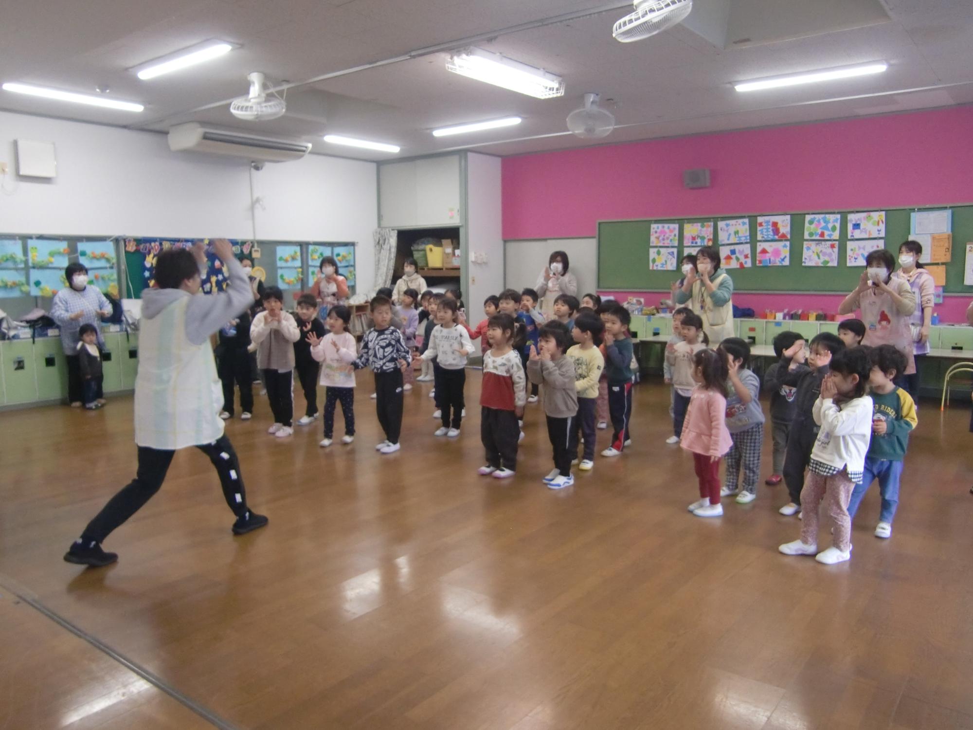 つみきおにの体操を踊っているところ