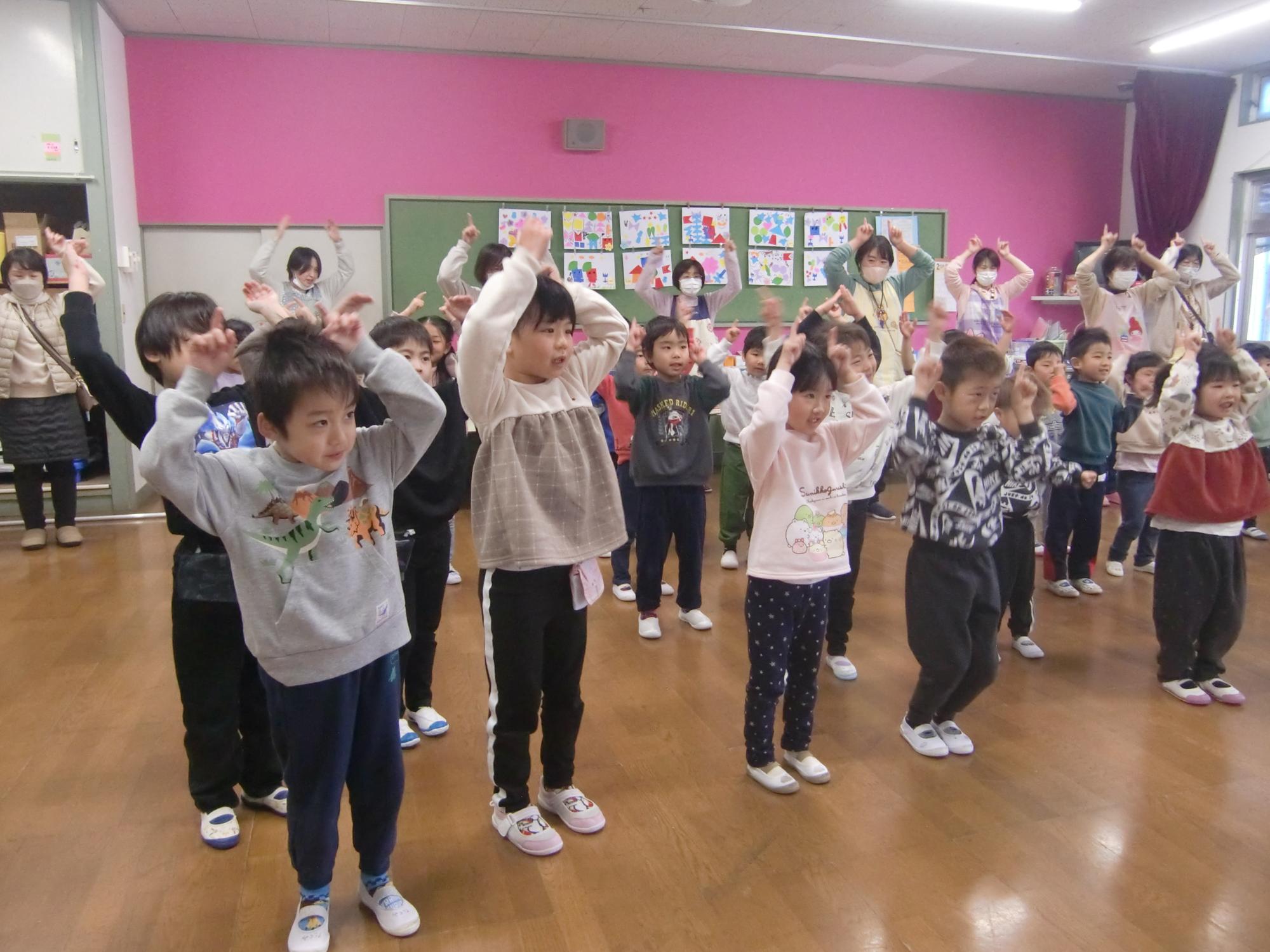 つみきおにをする子どもたち