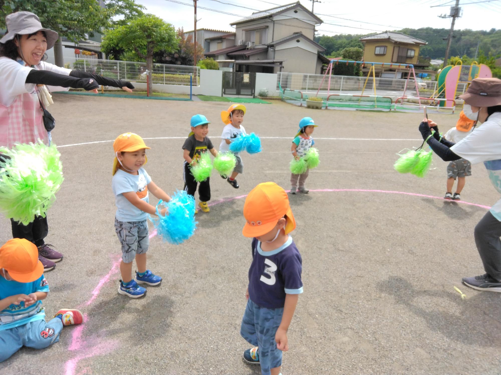 運動会ごっこ、オープニング。ぽんぽんを持って踊っています