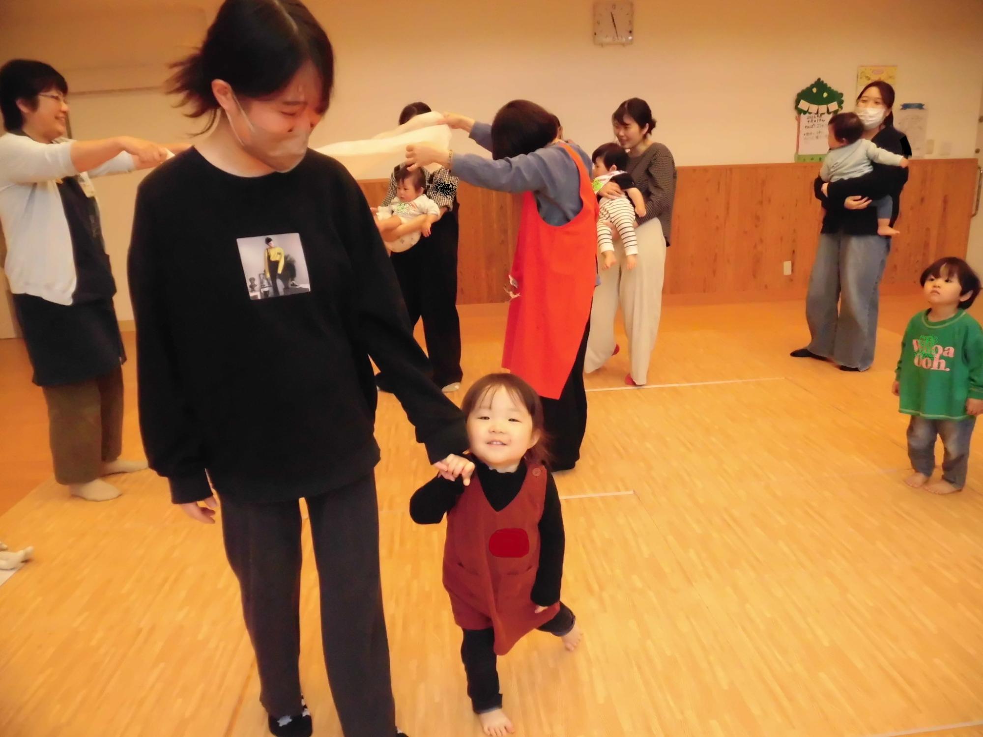 わらべうたで一緒に遊びましょう