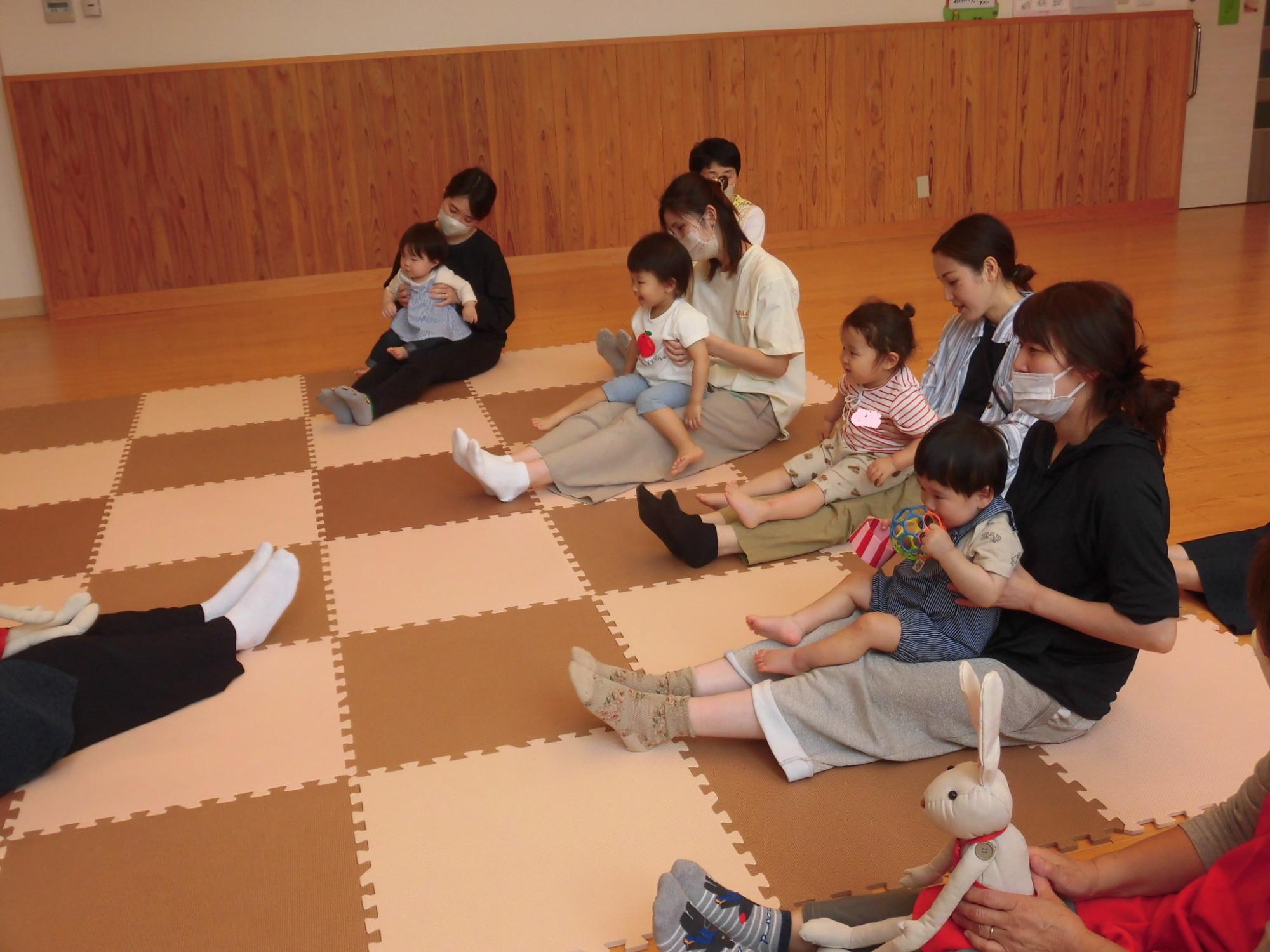わらべうたで一緒に遊ぼう
