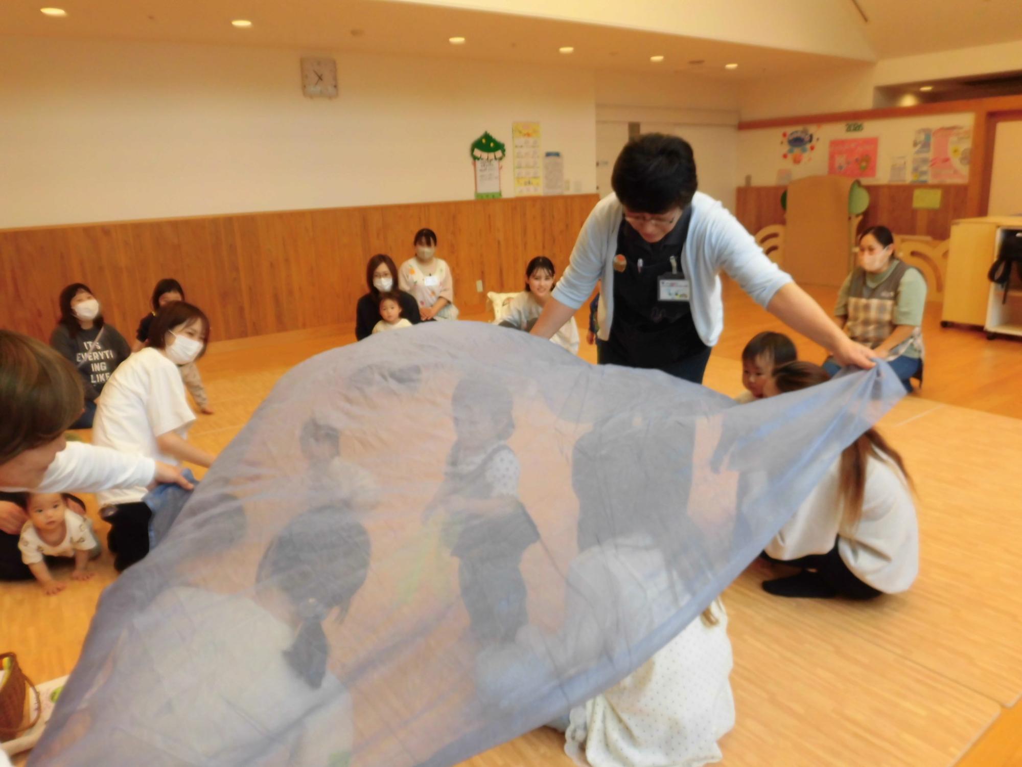 わらべうたで一緒に遊びましょう