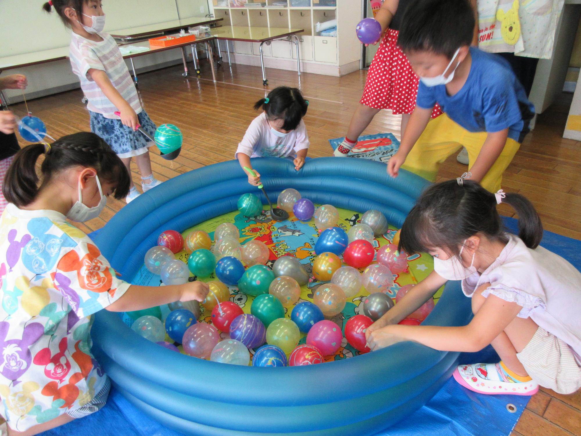 おはなしに聞き入る子どもたち