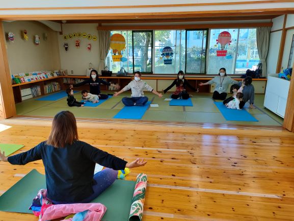 講師の指導の下ポーズをとる参加者の皆さん