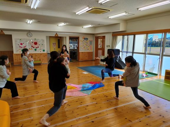 講師の指導の下ポーズをとる参加者の皆さん