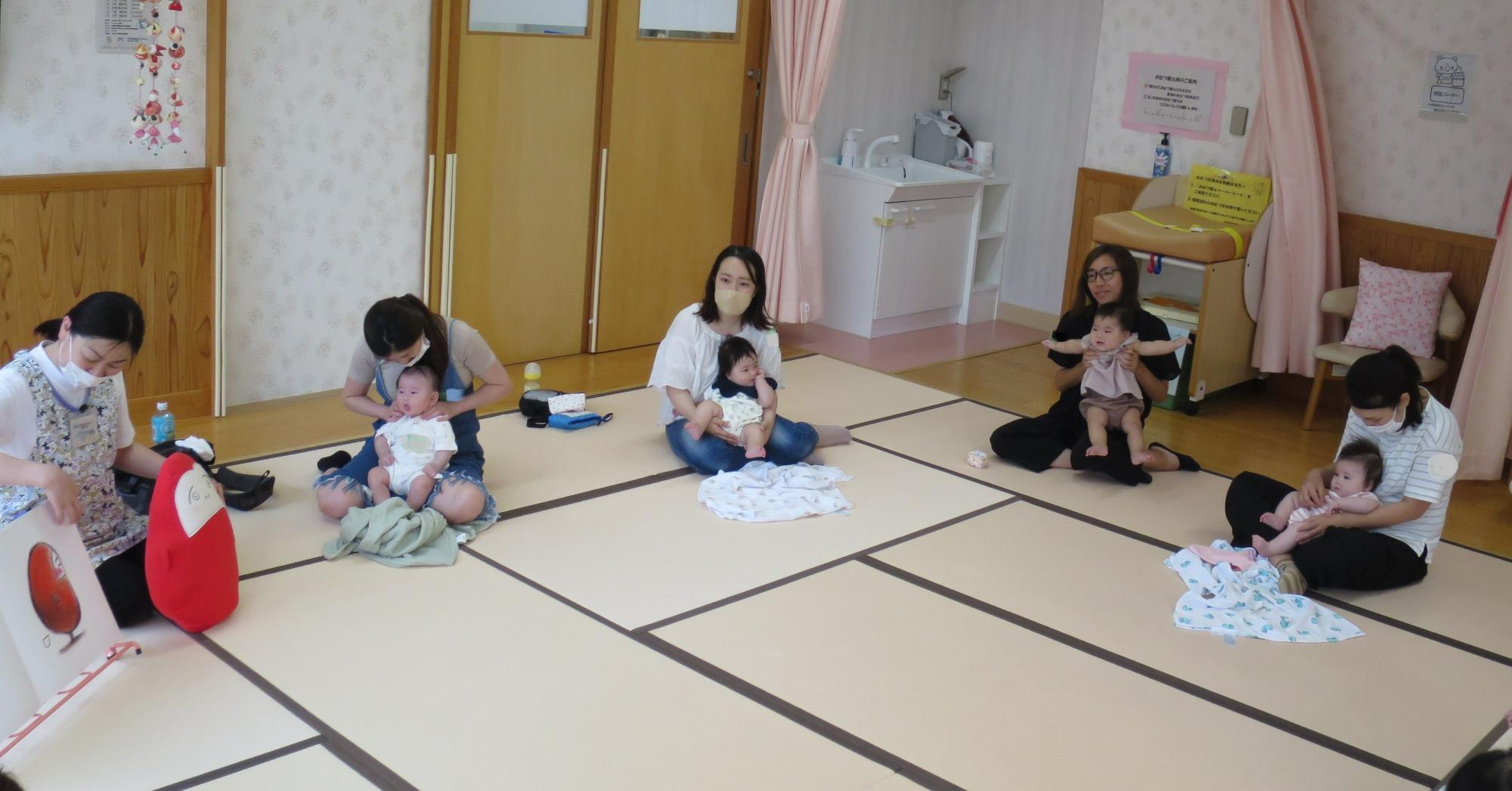 0才児サロン参加者の様子