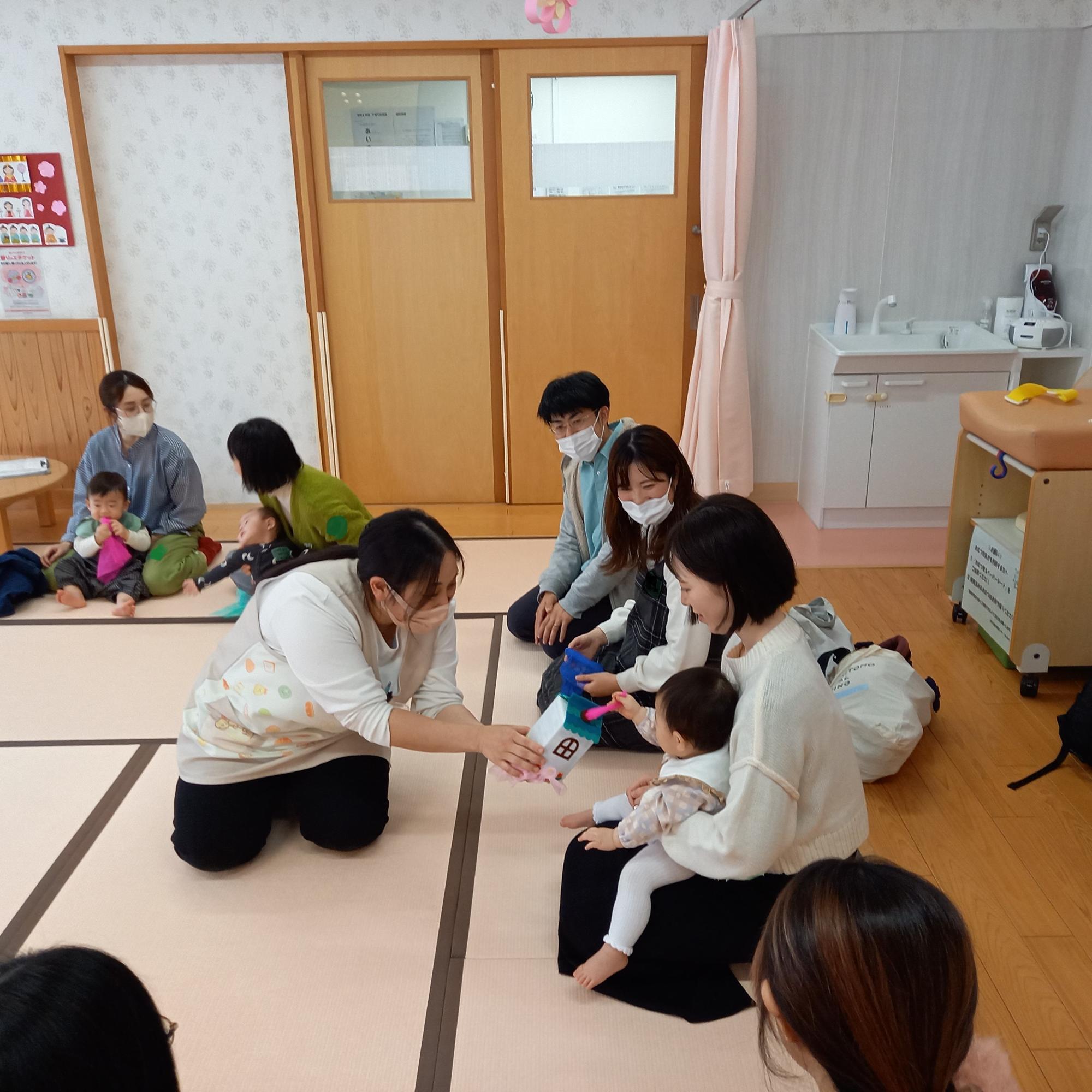0才児サロン参加者とパパママ教室参加者交流の様子