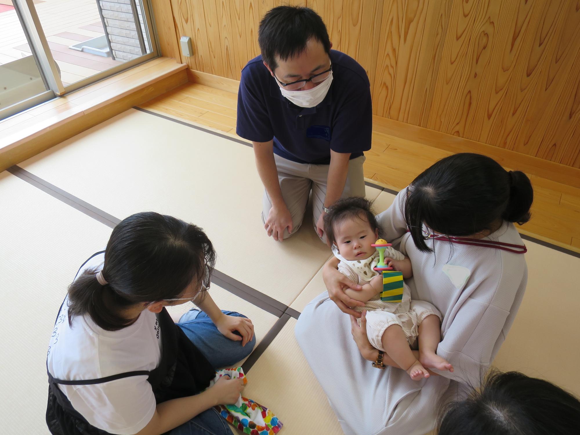 0才児サロン参加者とパパママ教室参加者交流の様子