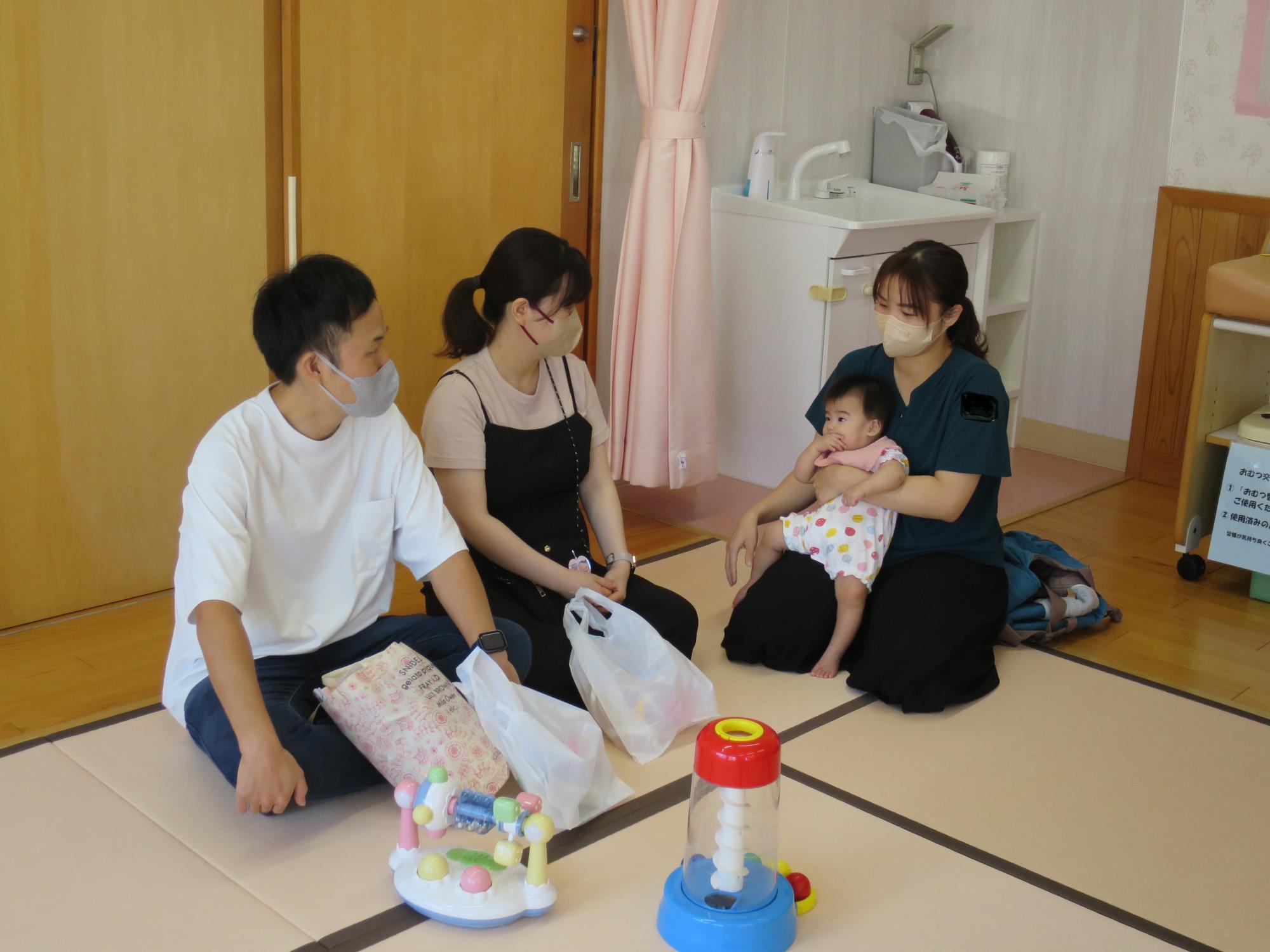 0才児サロン参加者とパパママ教室参加者交流の様子