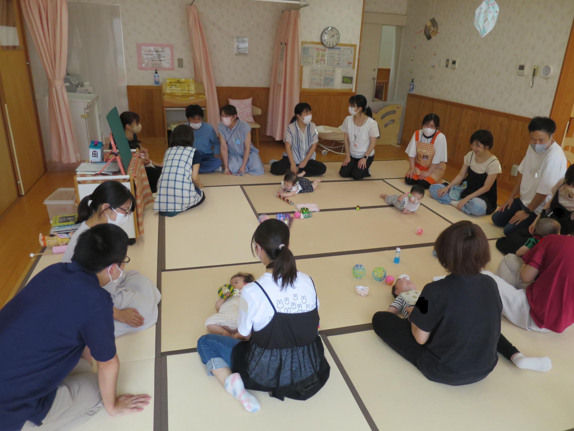 0才児サロン参加者とパパママ教室参加者交流の様子
