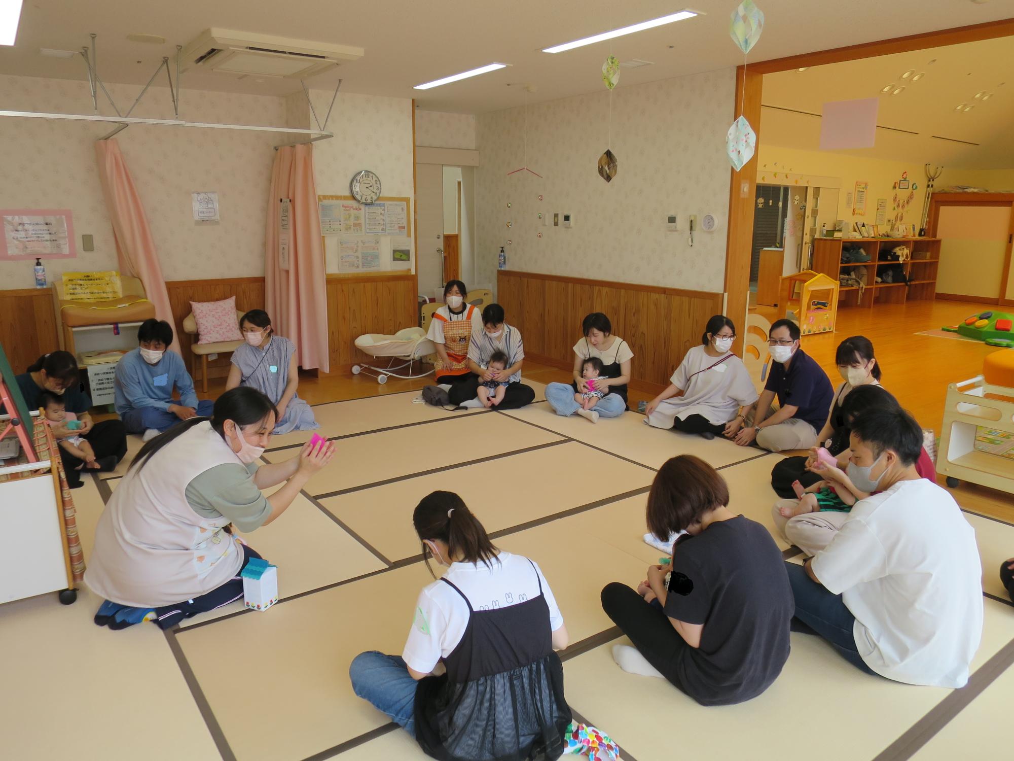 0才児サロン参加者とパパママ教室参加者交流の様子