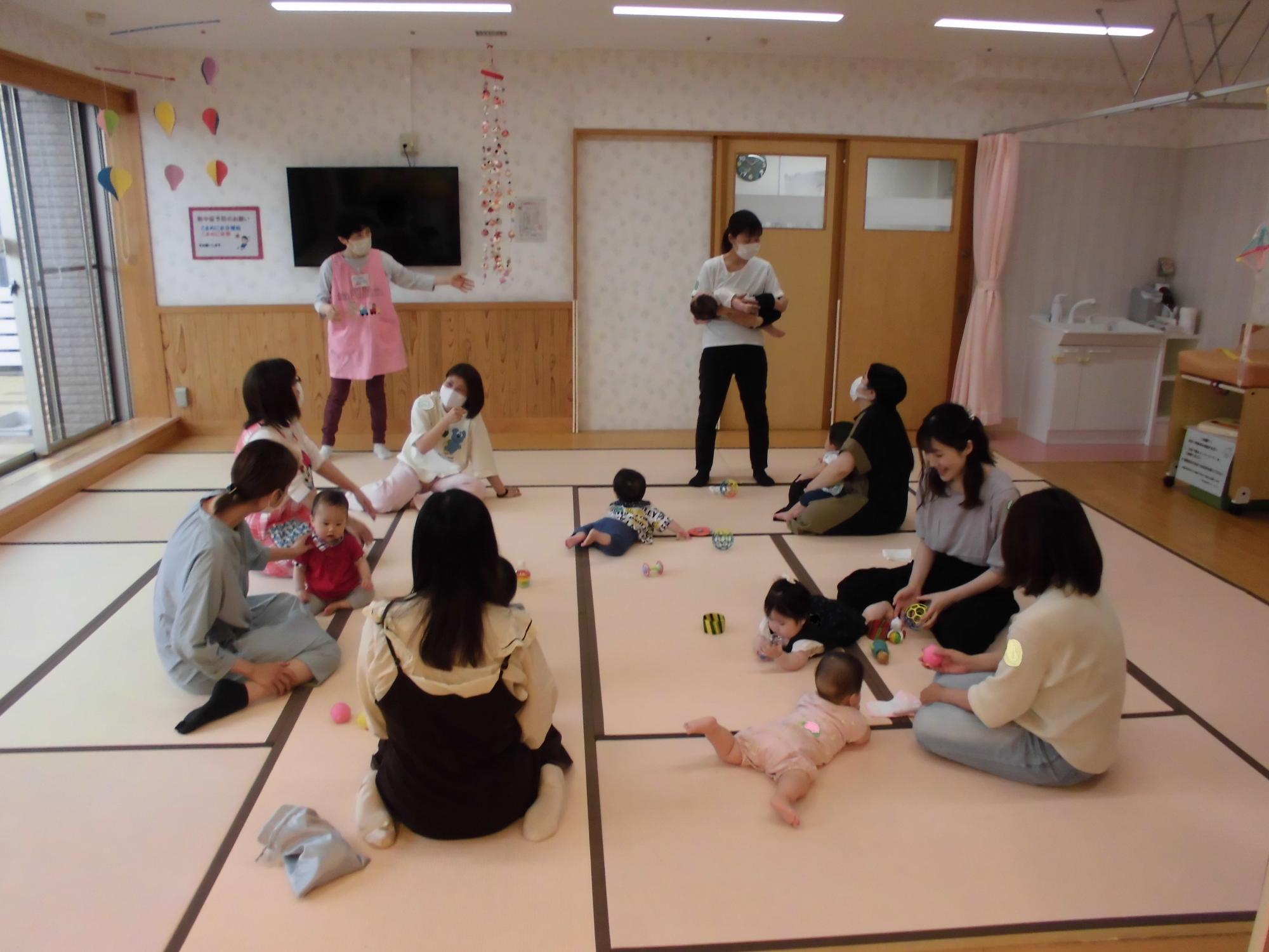 0才児サロン参加者の様子