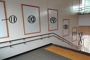 東口の東壁の広告枠5枠階段の上からの画像