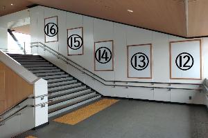東口の西壁の広告枠5枠階段の下からの画像