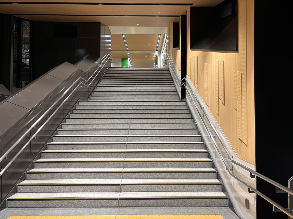 西口本設階段使用開始時の様子