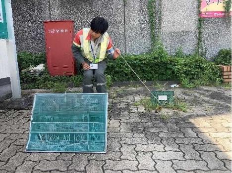 宅内のメーター周辺の漏水調査を行っている写真です。漏水がないか確認するため、メーターに直接、金属の長い棒をあて音を聞いて確認しています。