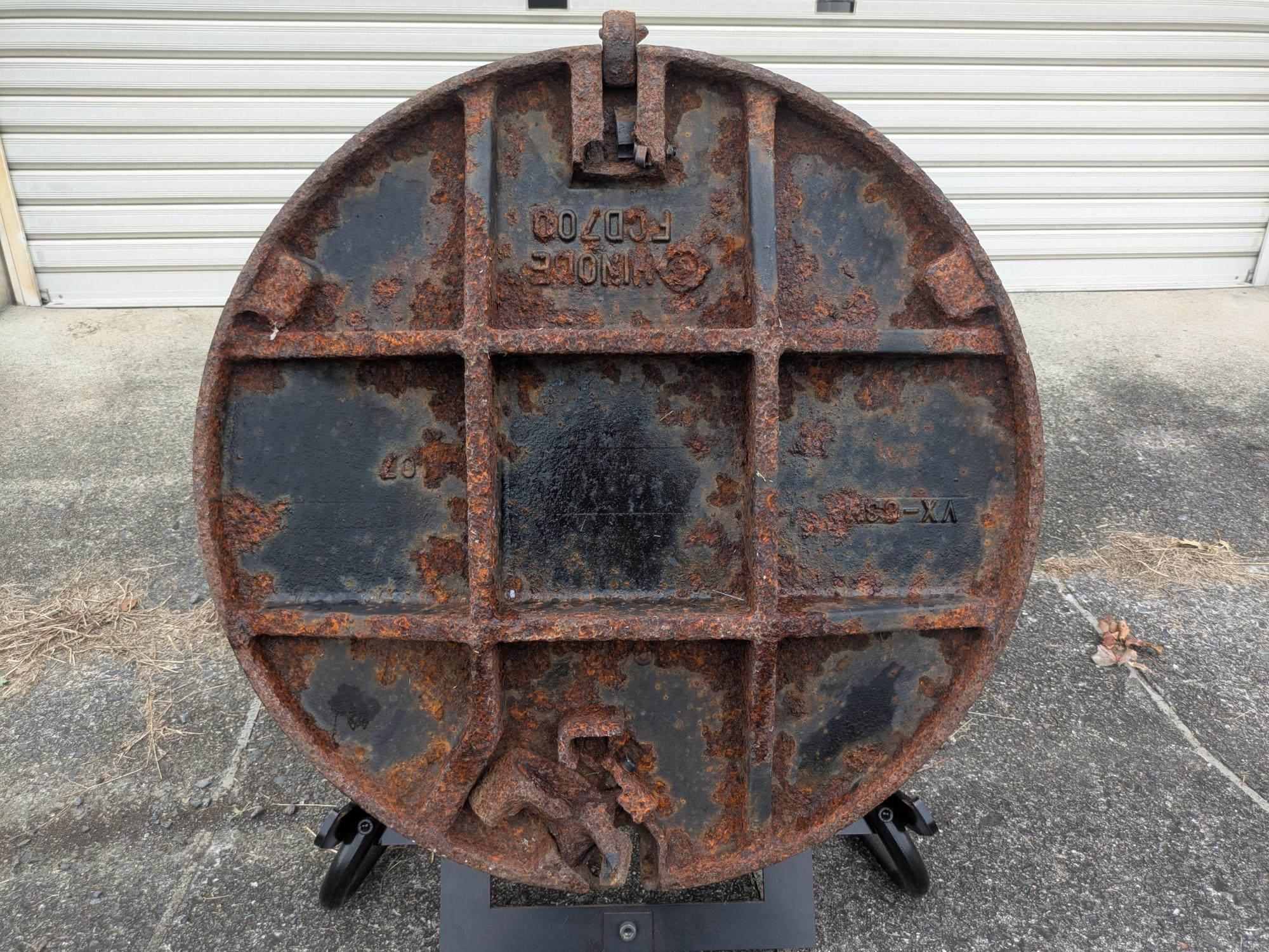 不用マンホール裏