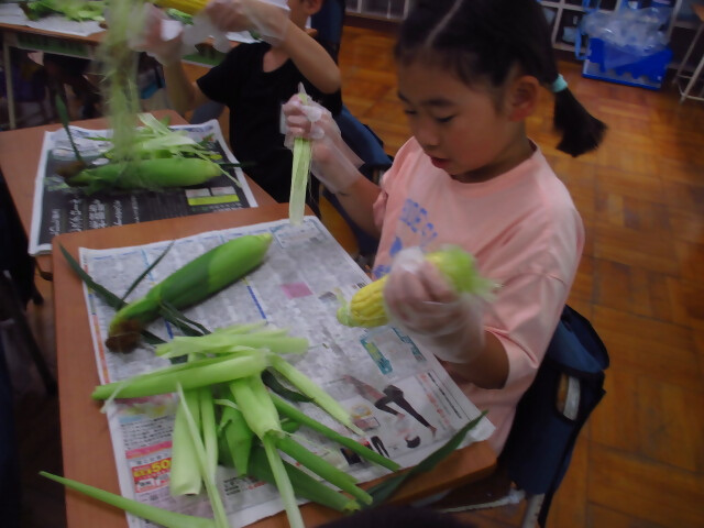 とうもろこしの皮むき