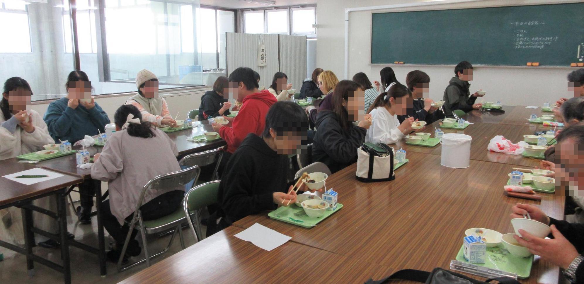 試食の様子の写真
