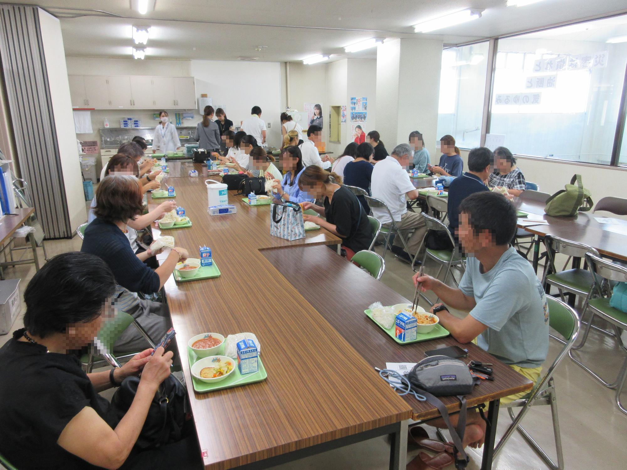 試食の様子の写真