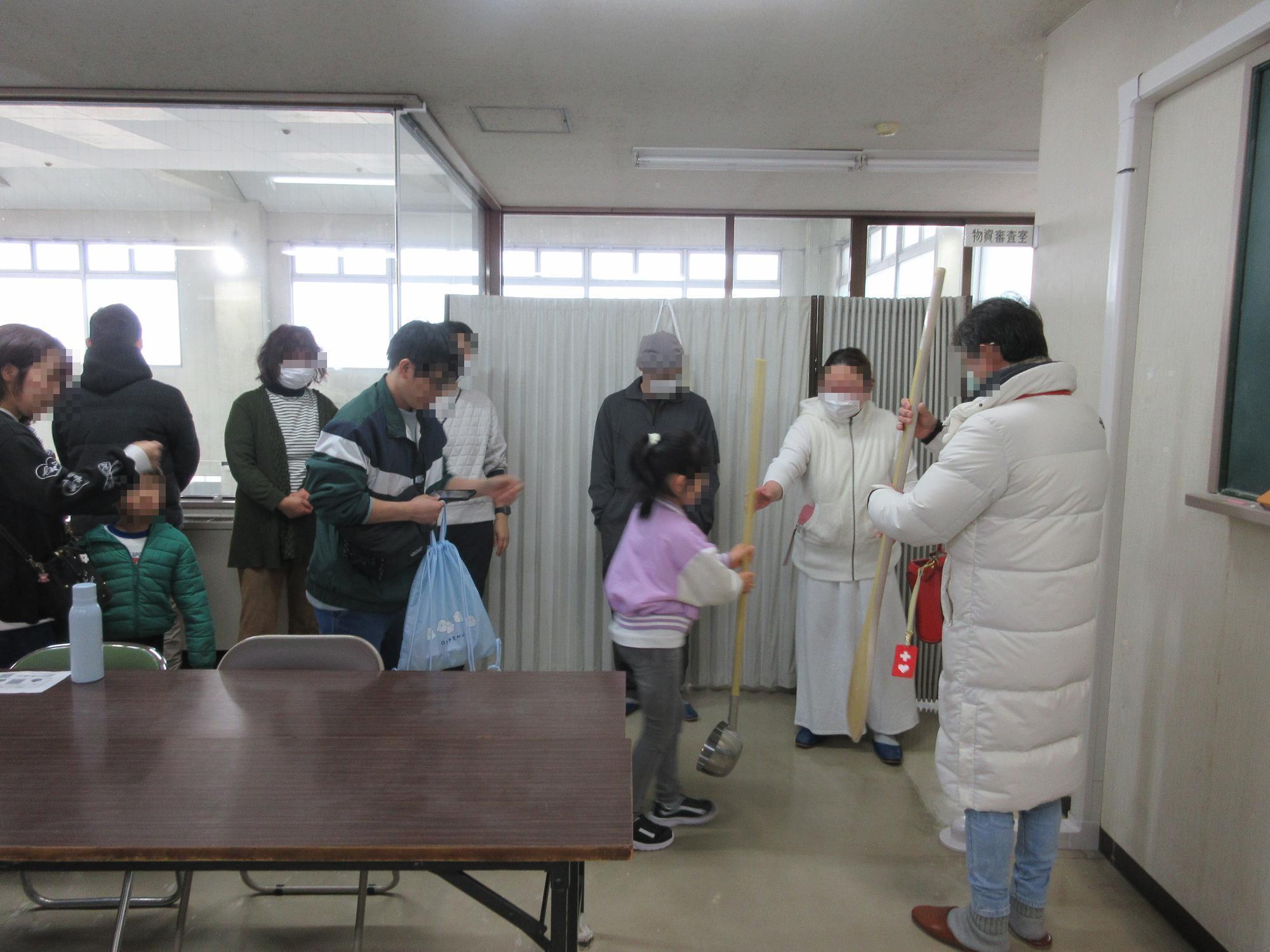 実際の調理の際に使用する「スパテラ」と「おたま」を持ってみてもらいました