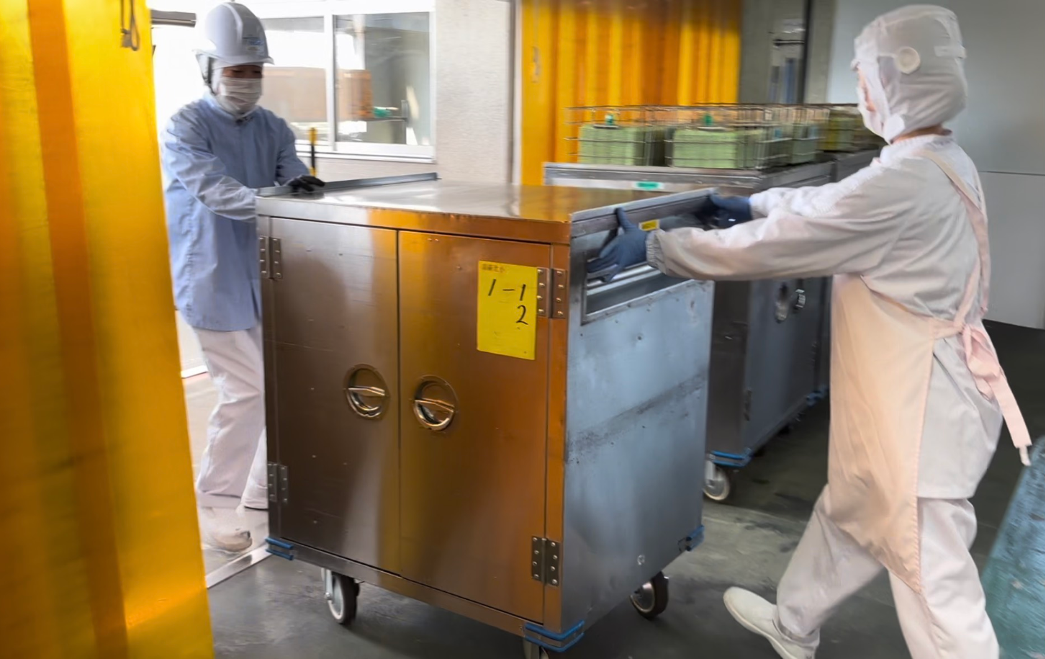 配送車にコンテナーの積み下ろしをしている写真