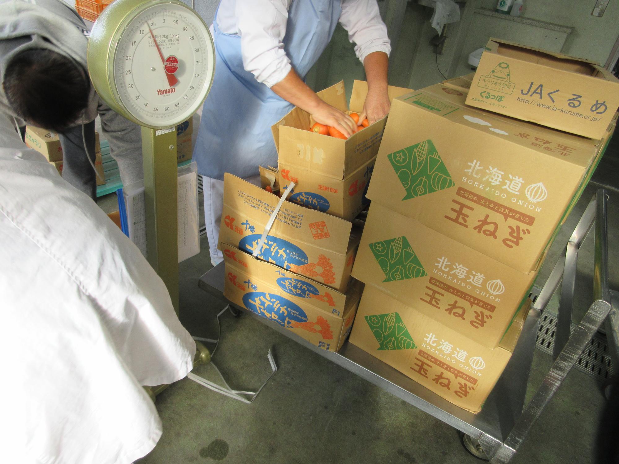 納品された品物を検収している写真