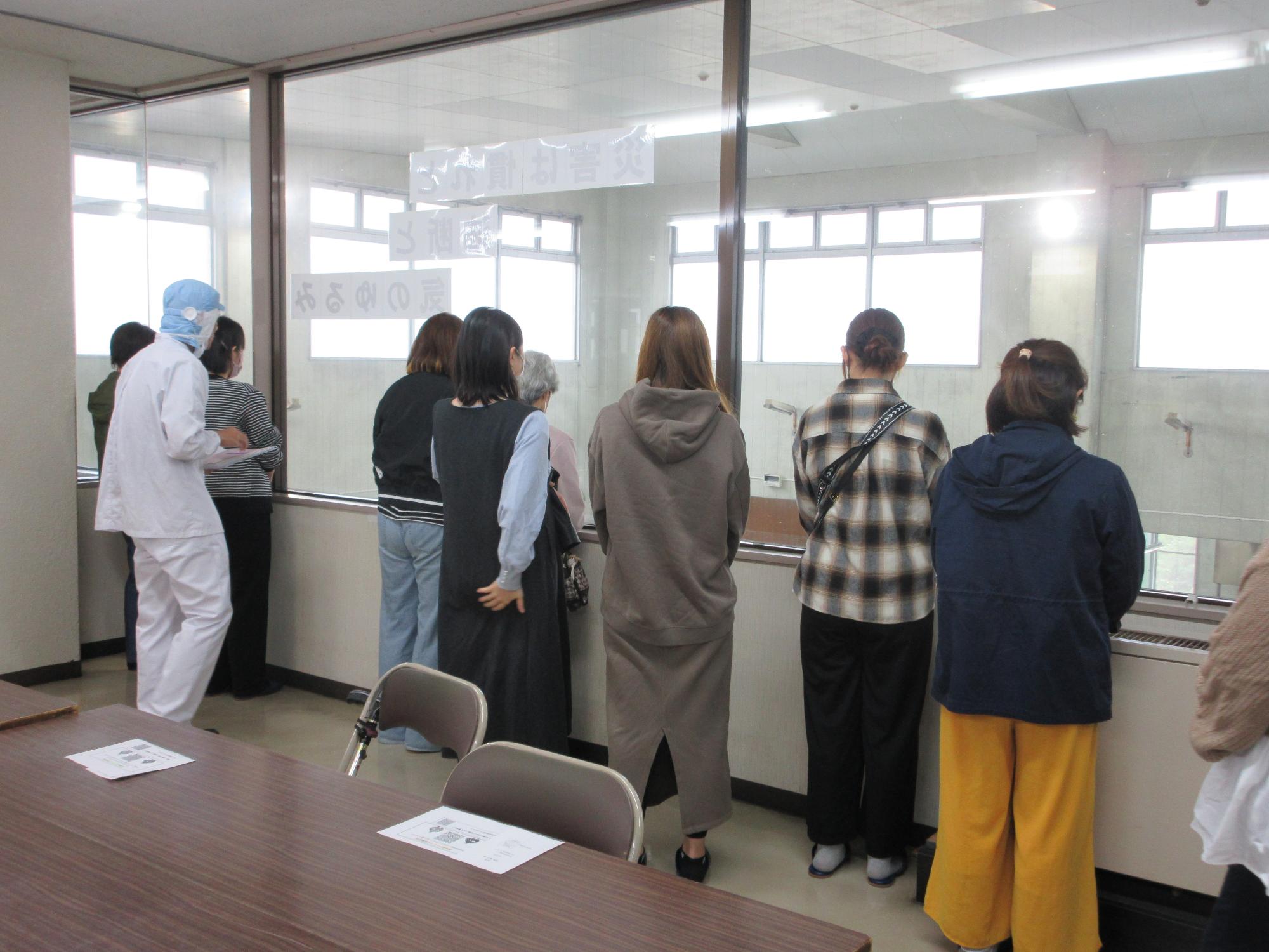 見学の様子の写真