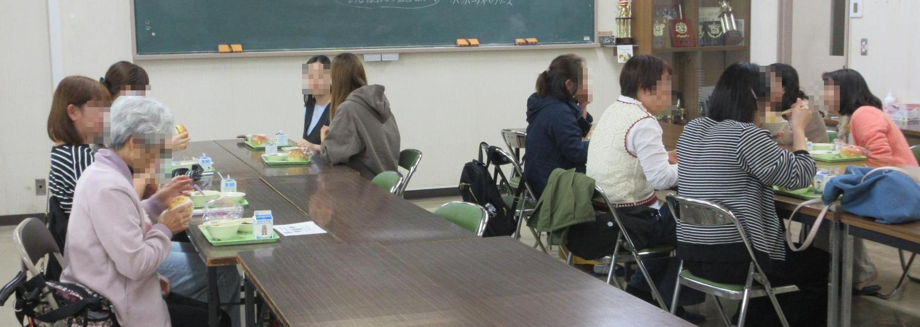 試食の様子の写真