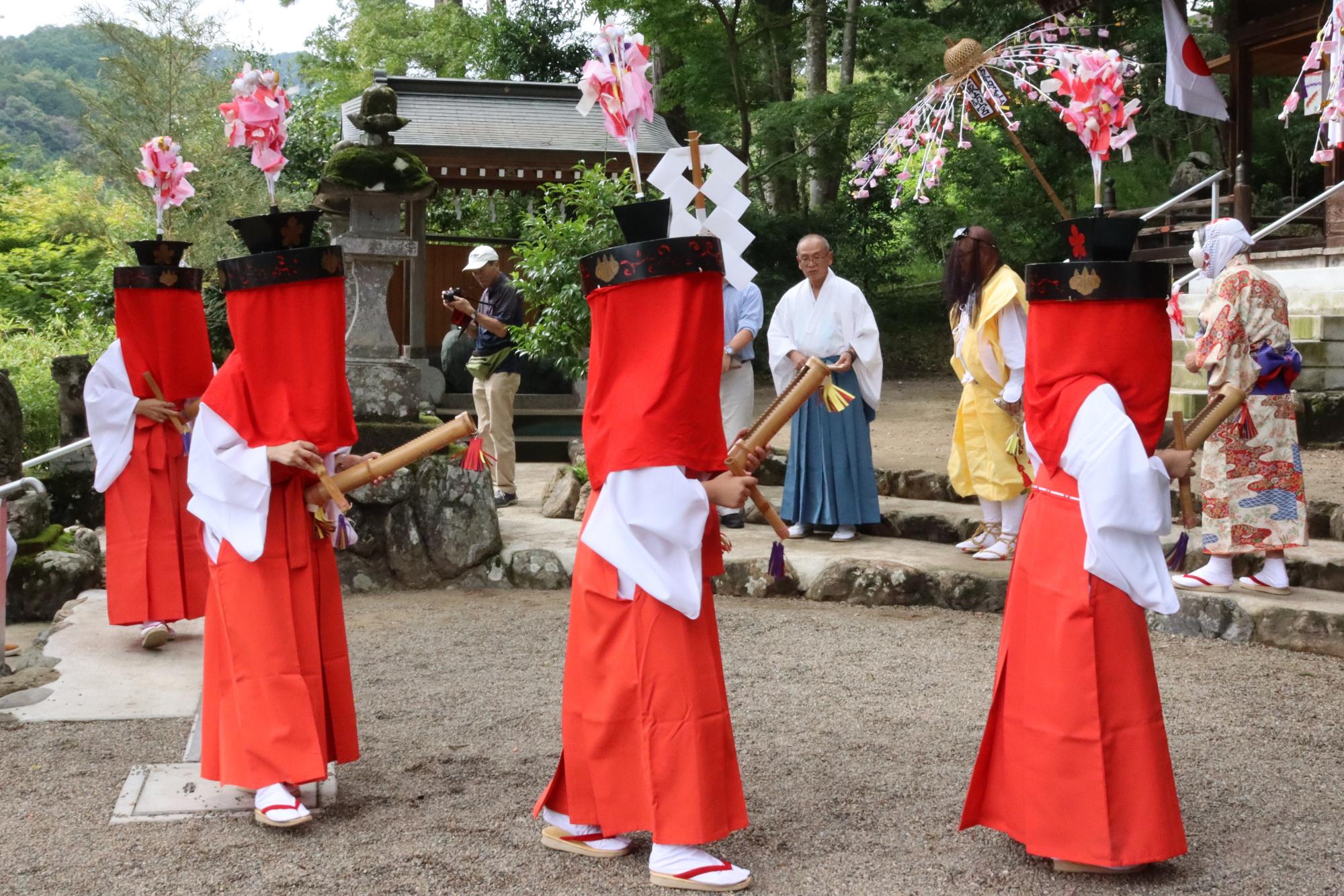 ささらが花笠を被っている様子