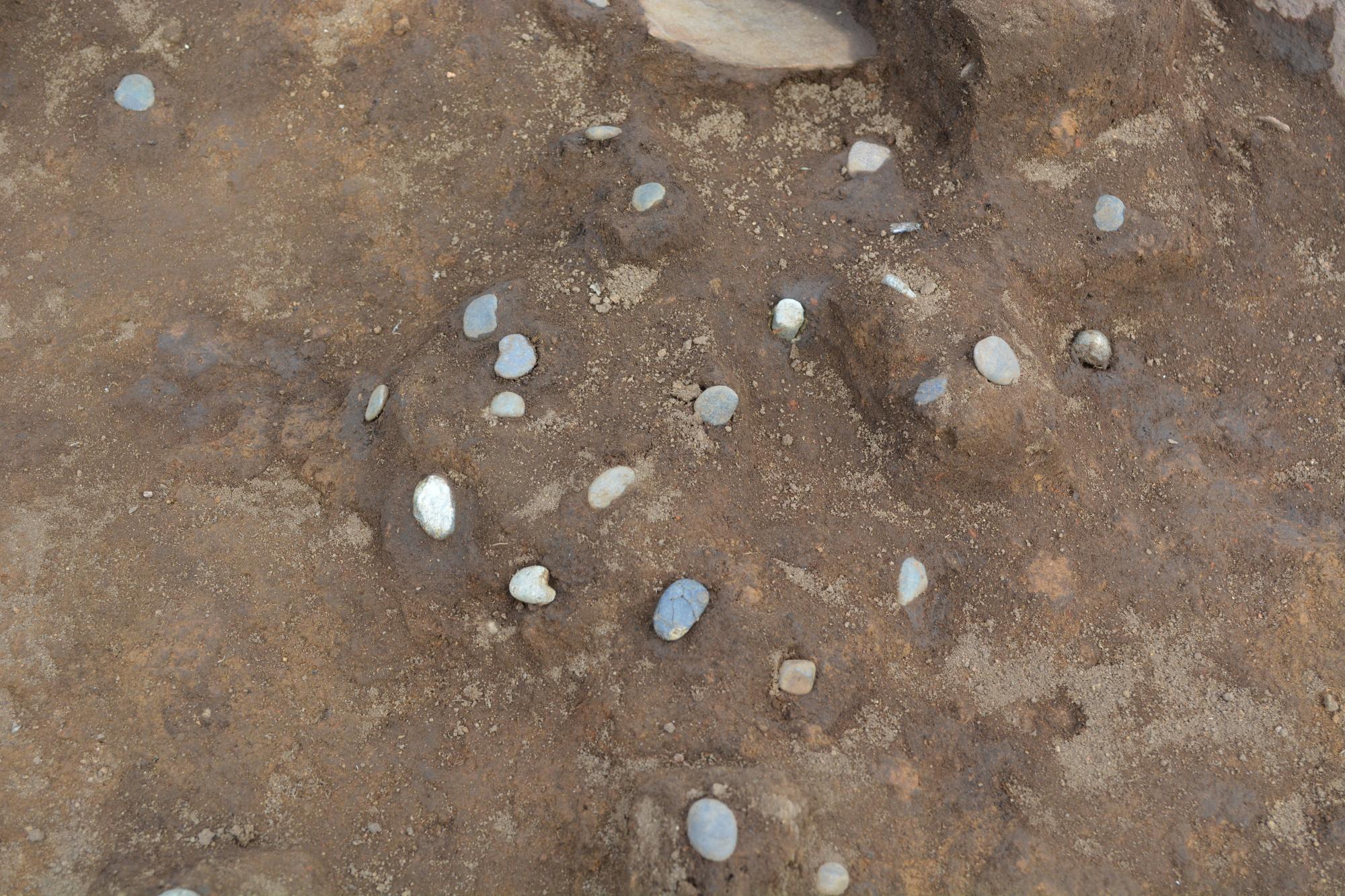 碁石状石製品出土状況