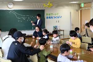 針金で恐竜を作っている様子