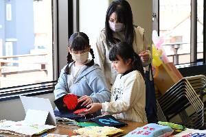 布絵本を見ている様子