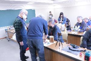 おもちゃドクターが修理している様子